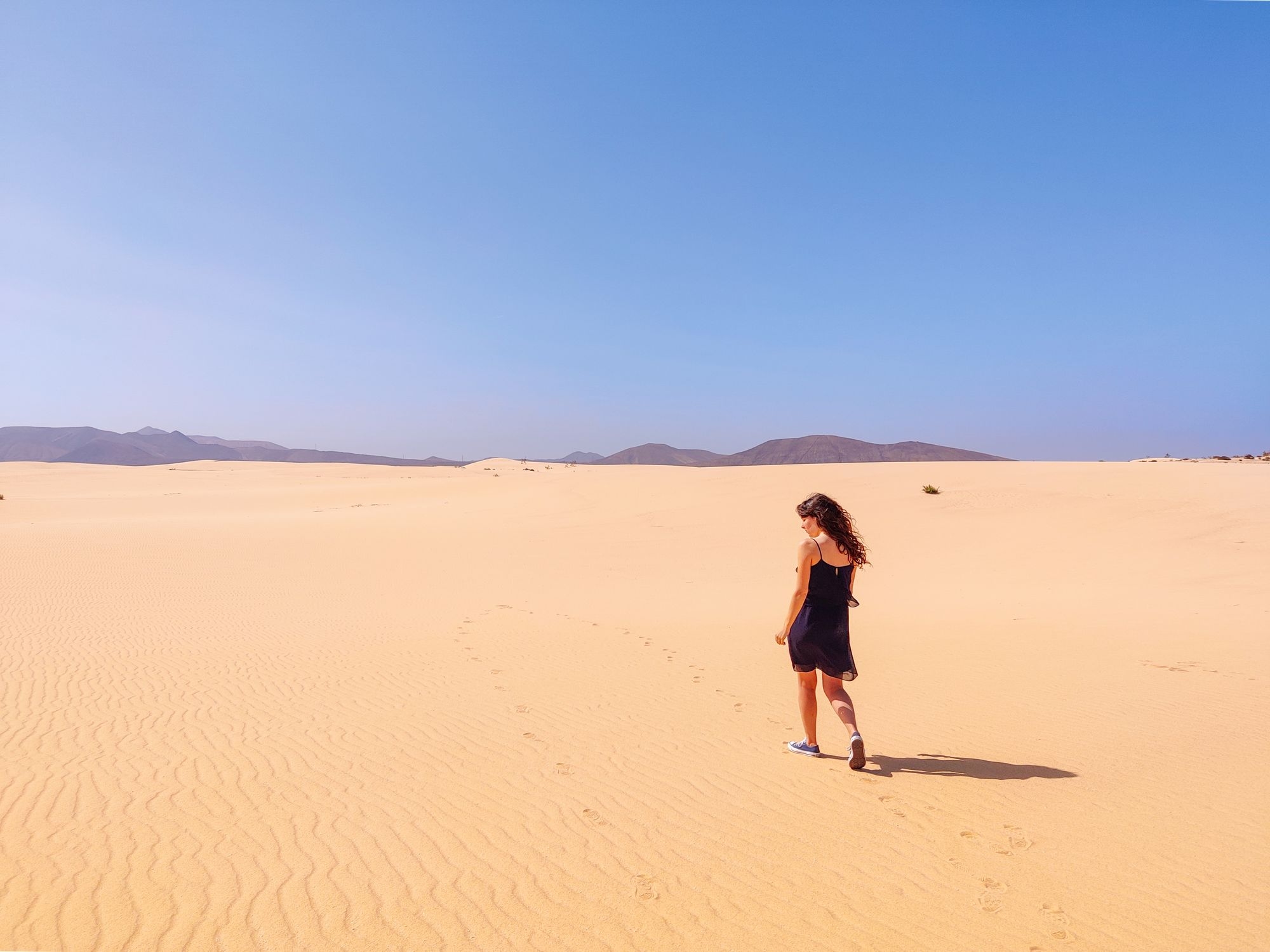 Image d'une fille dans le désert