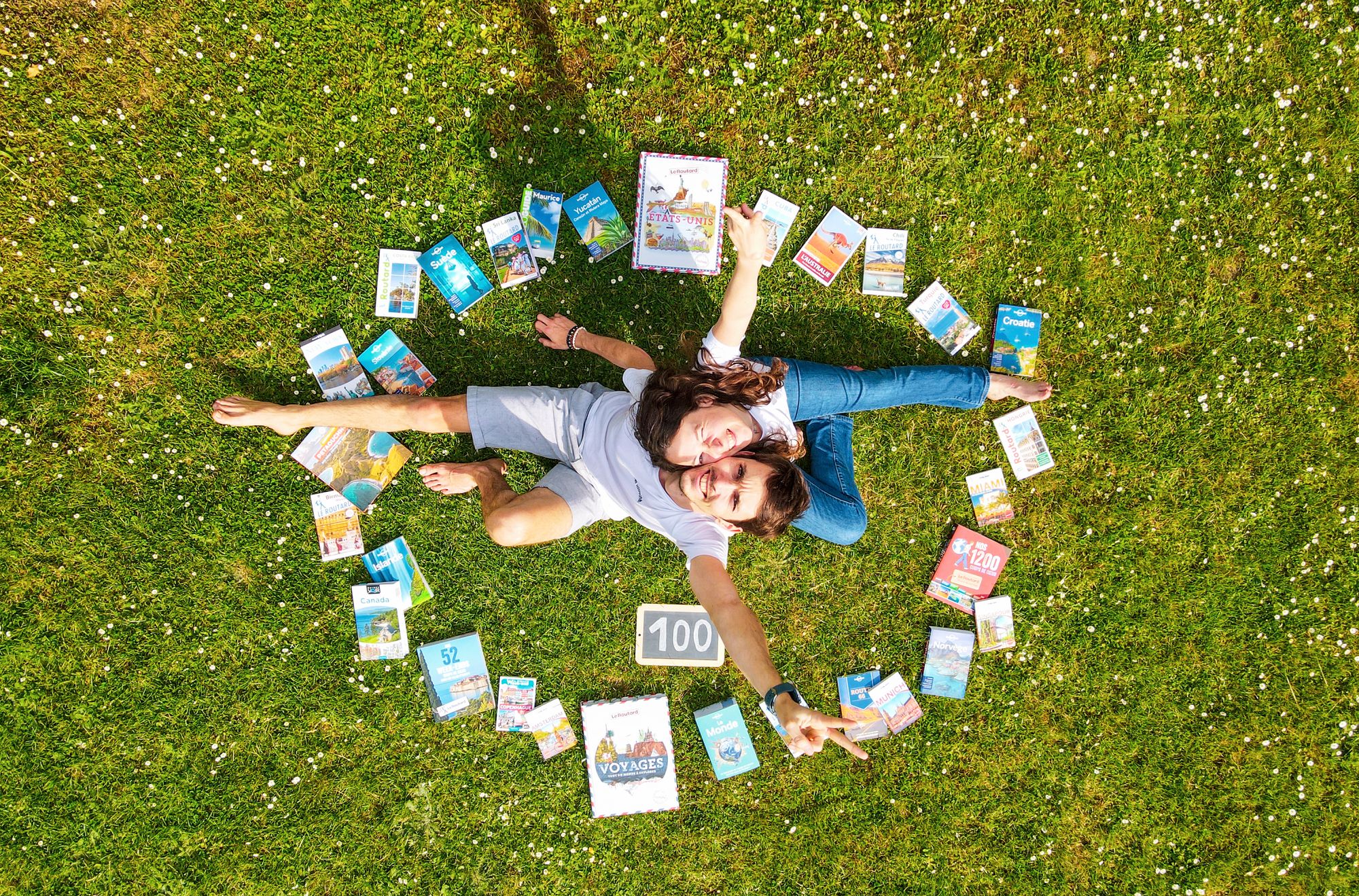 Image d'un couple sur l'herbe