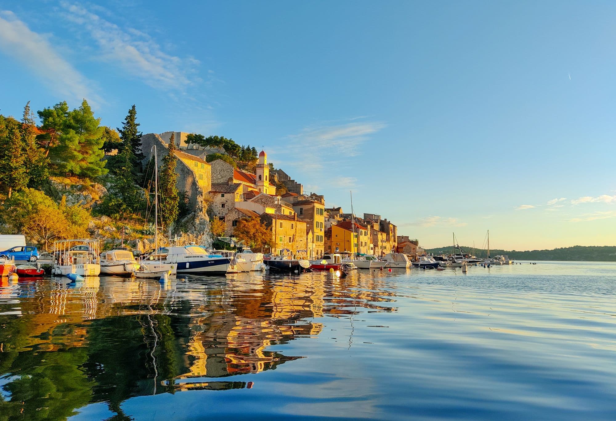 Une ville portuaire au soleil