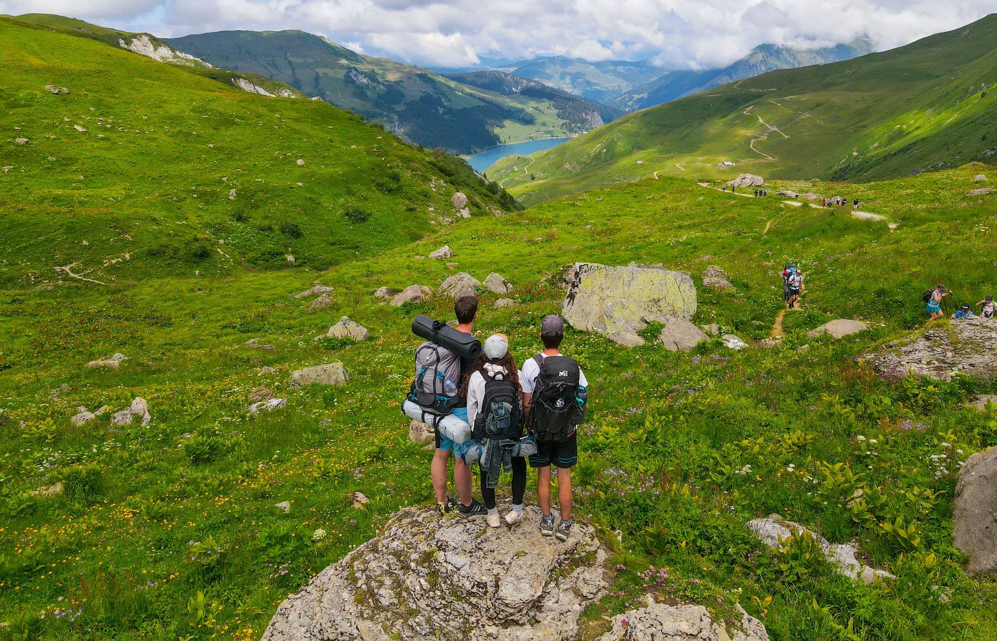 Image de randonneurs devant un paysage