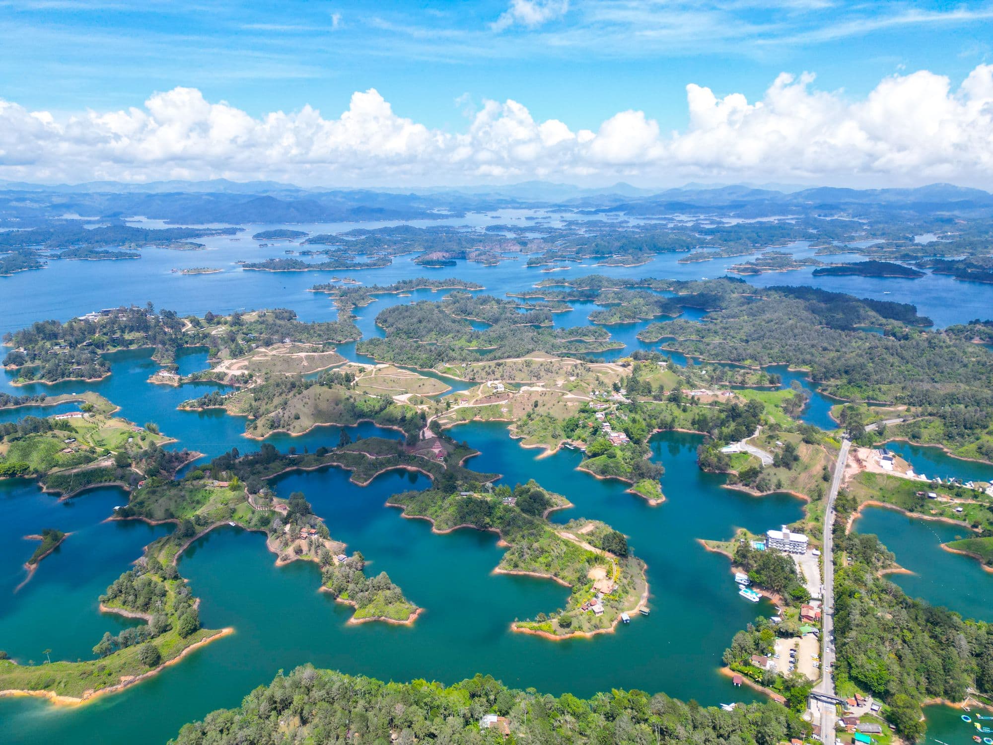 Vue du lac de Guatapé avec le drone