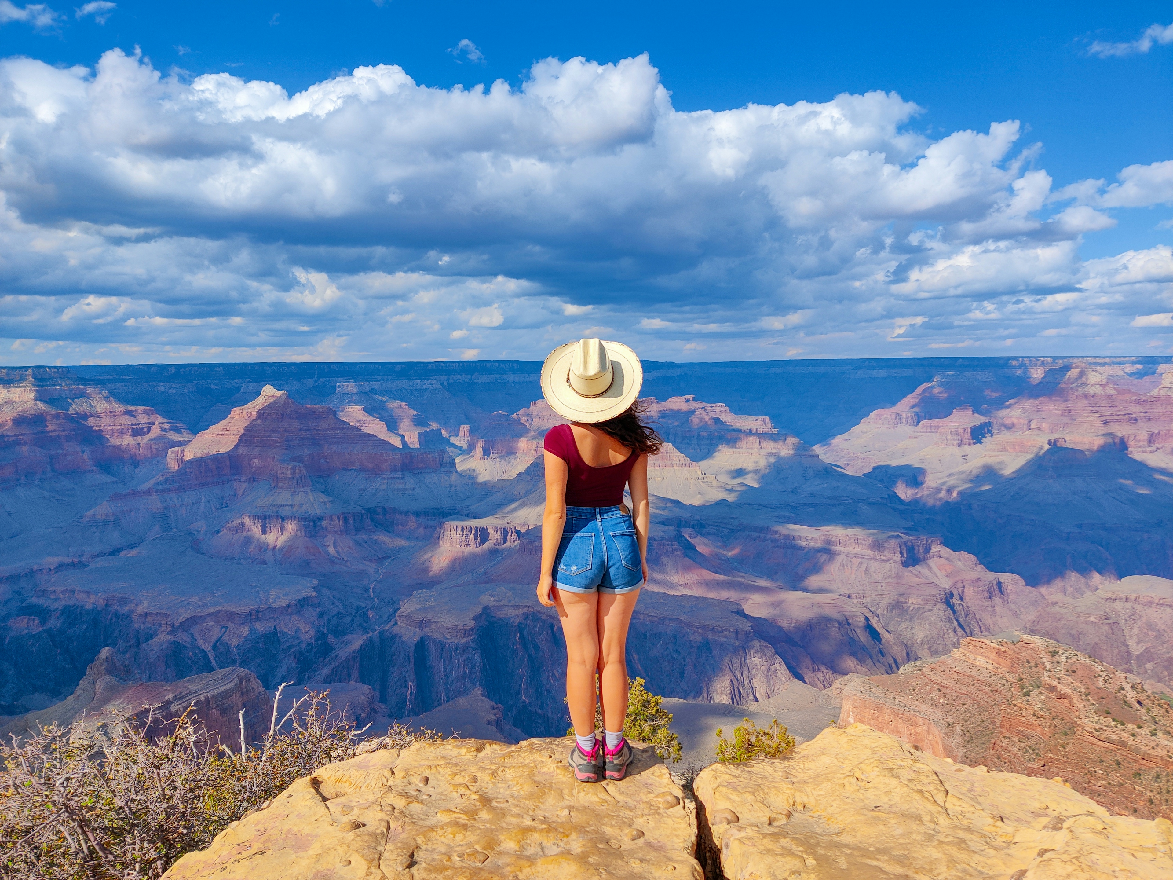 Image d'une fille devant un canyon