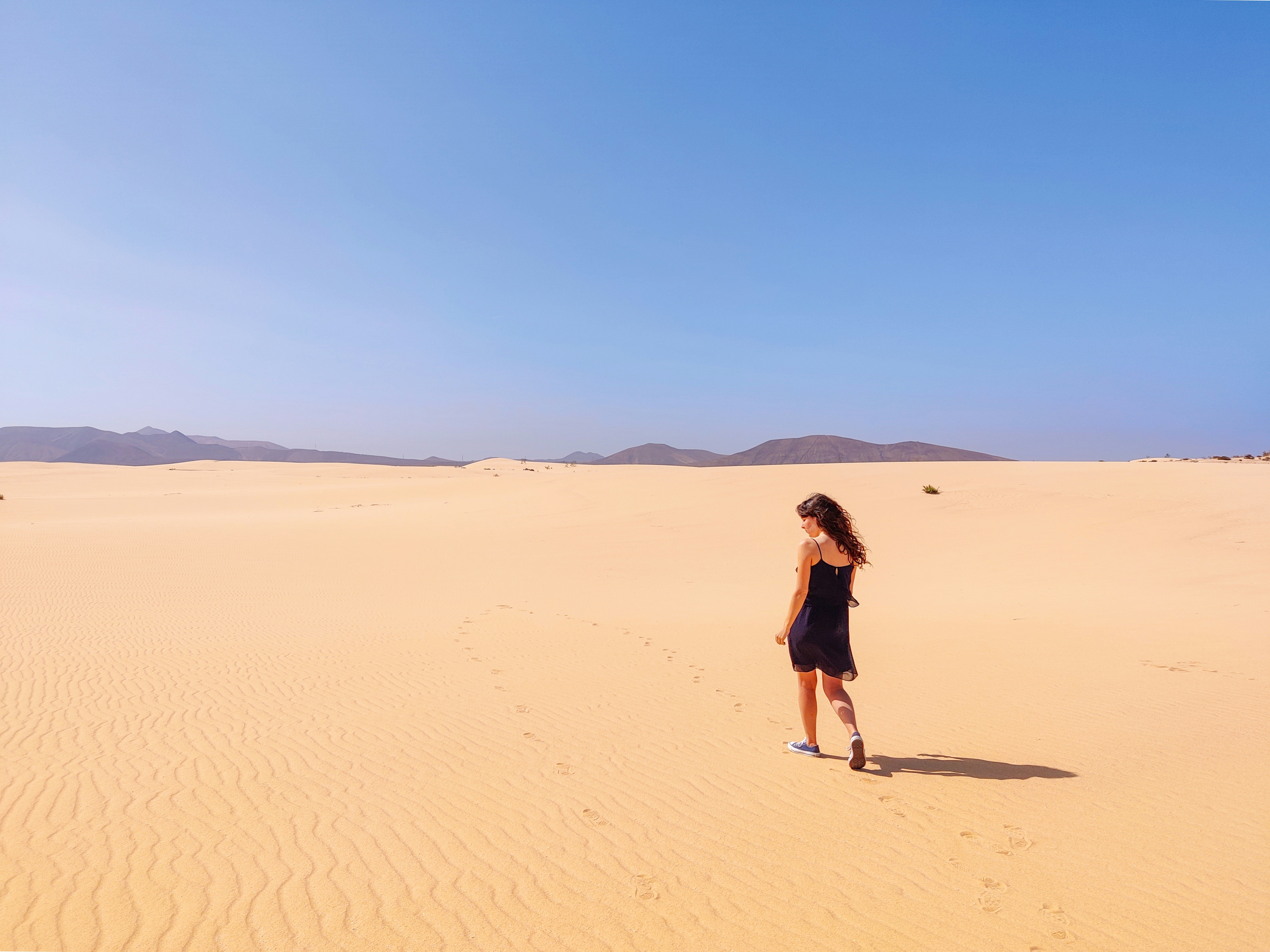 Image d'une fille dans le désert
