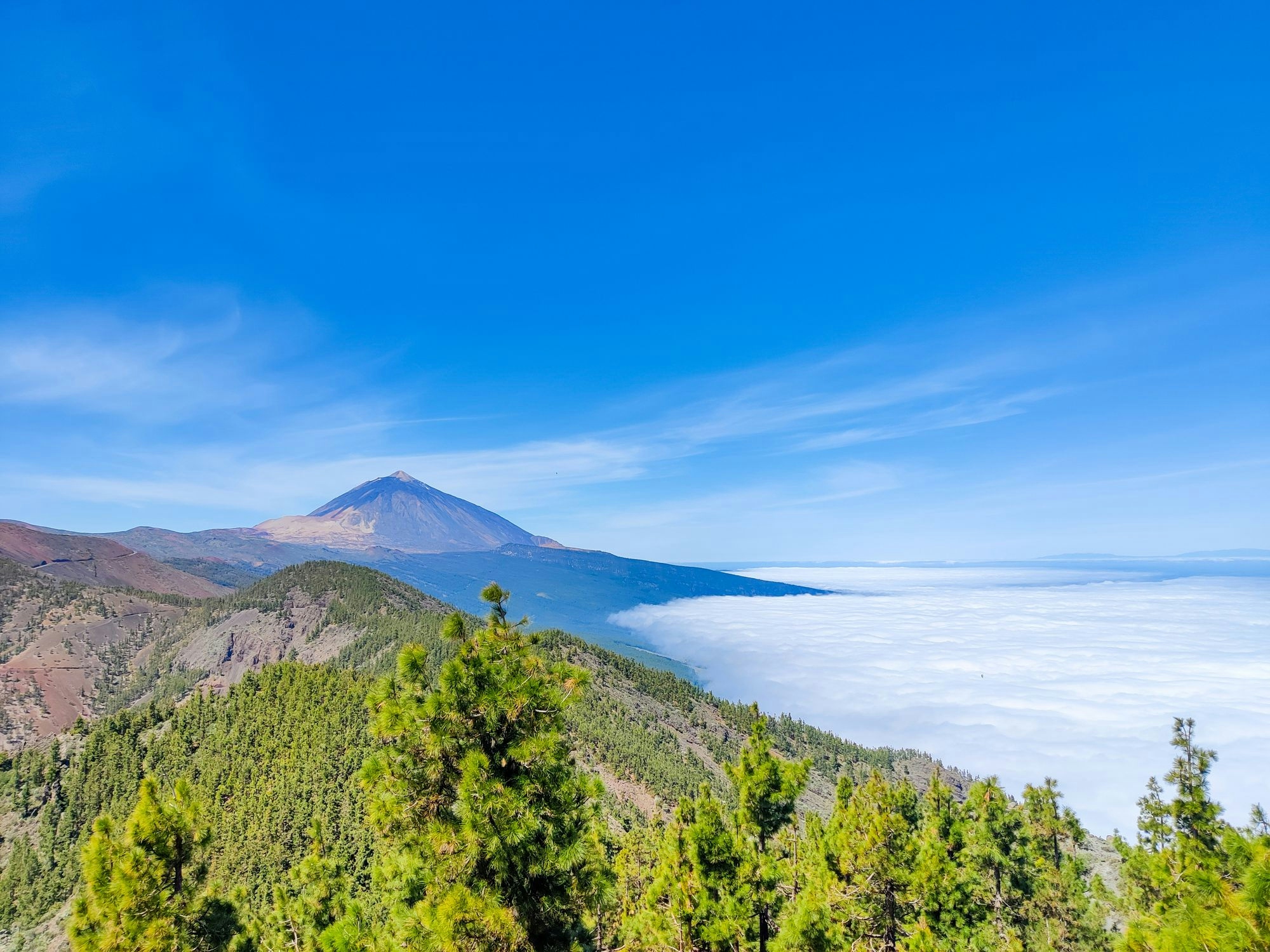 Image d'un volcan dans les nuages