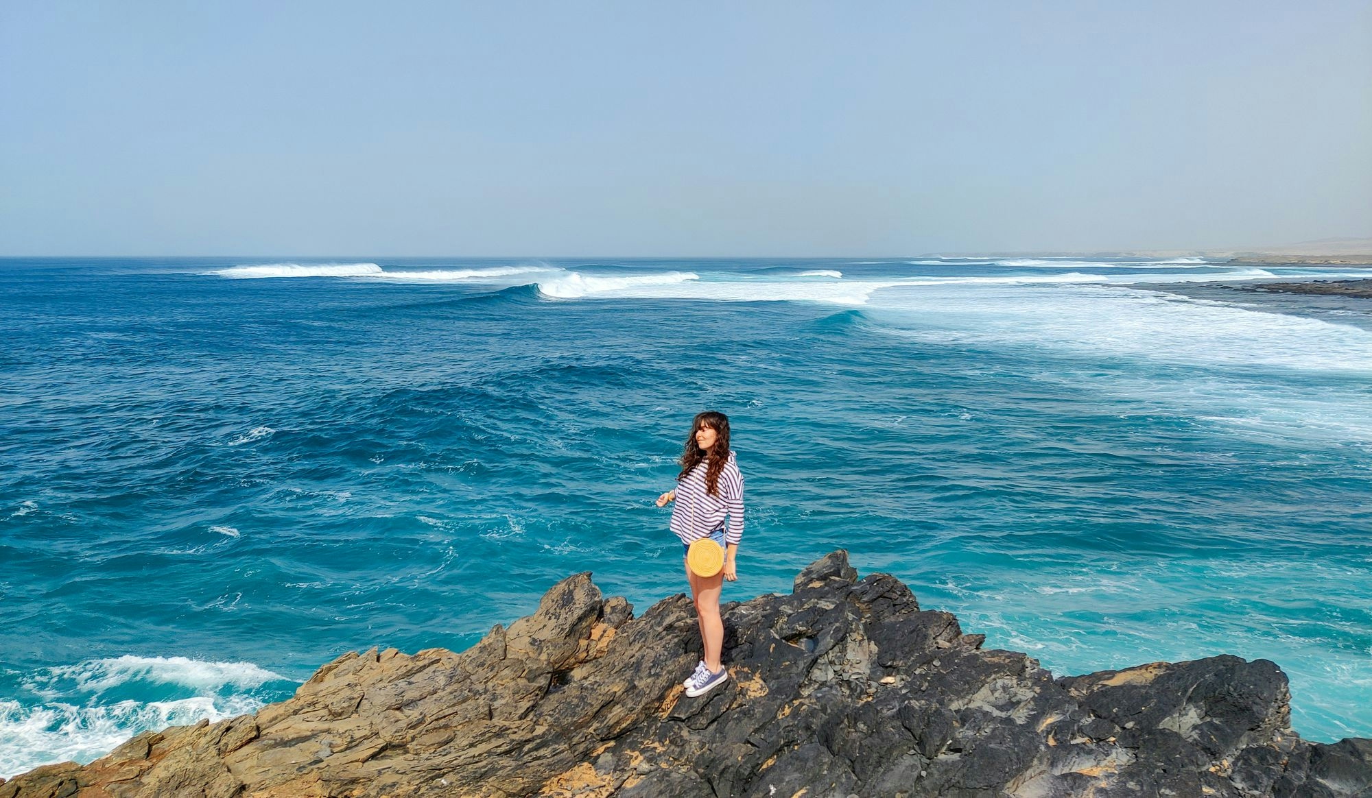Image d'une fille devant la mer